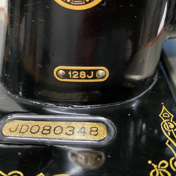 MAKE ME AN OFFER!!! Super cool antique sewing machine - Picture 4 of 8